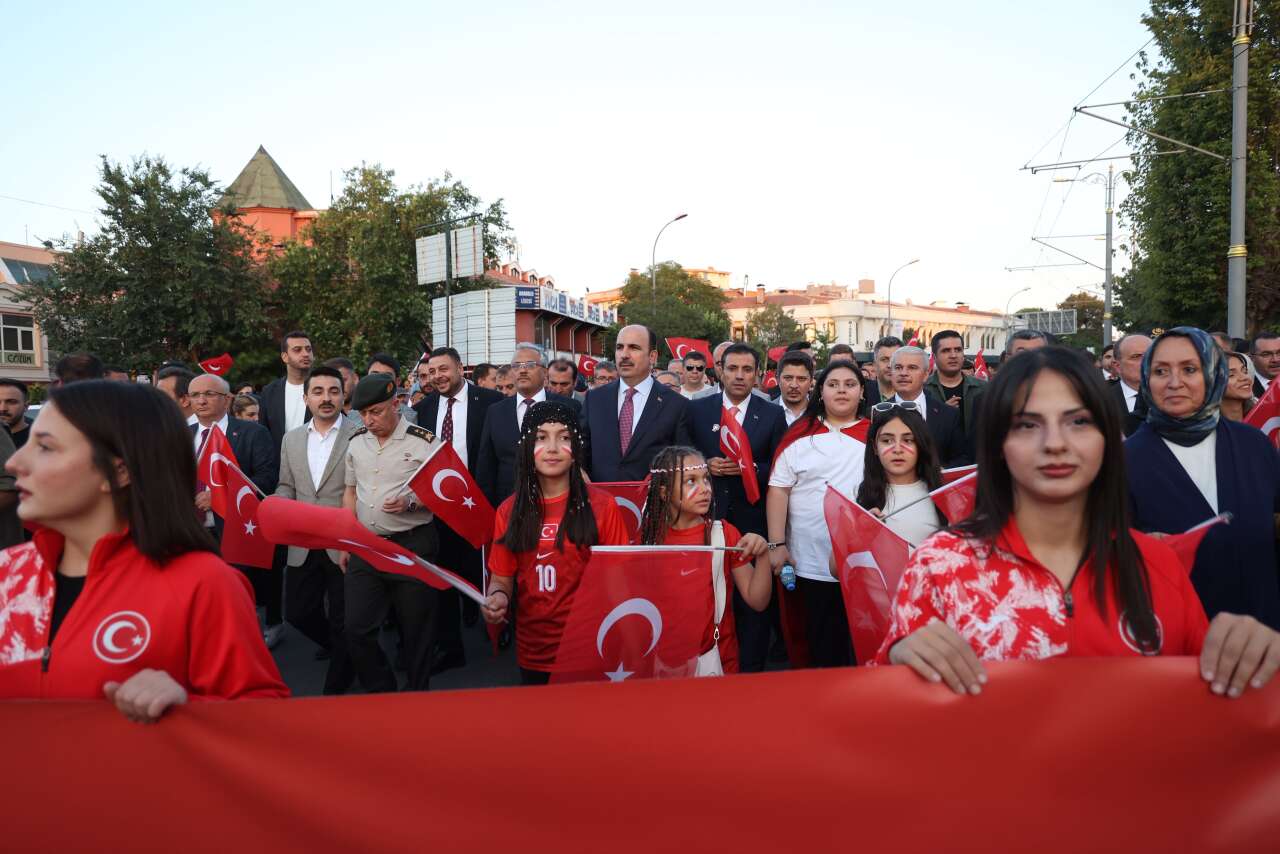 Konya'da 15 Temmuz gecesi! Kılıçarslan Meydanı'na insan seli 3